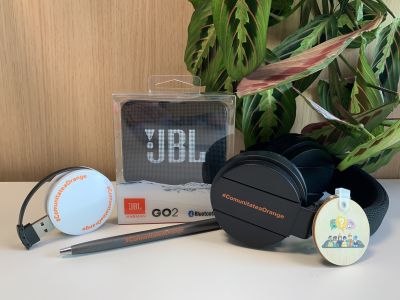 Câștigă 10 premii, fiecare conținând: o boxă bluetooth JBL Go 2, căști bluetooth, USB hub, pix și breloc