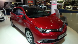 Castiga o masina Toyota Auris Hibrid si si 10 x 1.000 de lei